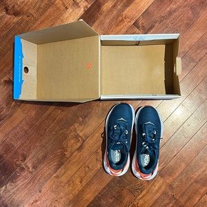 Hoka W Elevation 2 running shoes. Size 5.5.